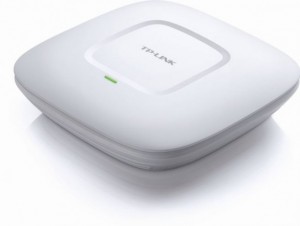 cebit-2015-dual-band-access-point-tp-link-eap220-for-businesses-and-offices-0